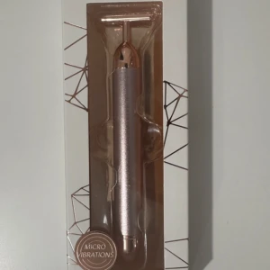 Zoe Ayla Vibrating Facial Massage Roller Rose - The Vibrating Facial Massage Roller is a vibrating facial tool that increases and stimulates blood circulation and oxygen supply to the skin.  The roller helps to improve skin elasticity and firmness, reduces dark circles under the eyes, reduces wrinkles