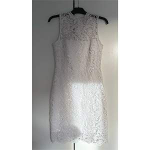 • Vit klänning i spetsbrodering från Kappahl - Vintage Stories • Nyskick (endast testad) • 150kr + frakt ❗️Köparen står för frakt❗️