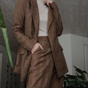 Missguided kostymset - Kostymset från missguided Strl:36 på både byxor och blazer, true to size  Använd men i bra skick, säljes pga för liten  Brun med rutigt mönster (rosa inslag)  