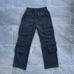 Cargobyxor i mjukt tyg - Hej! Säljer mina cargobyxor som är i väldigt skönt material eftersom de inte kommer till användning! Byxorna är i väldigt bra skick då de knappt blivit använda🤩Storleken är 34R, skulle säga runt L i vanlig storlek!