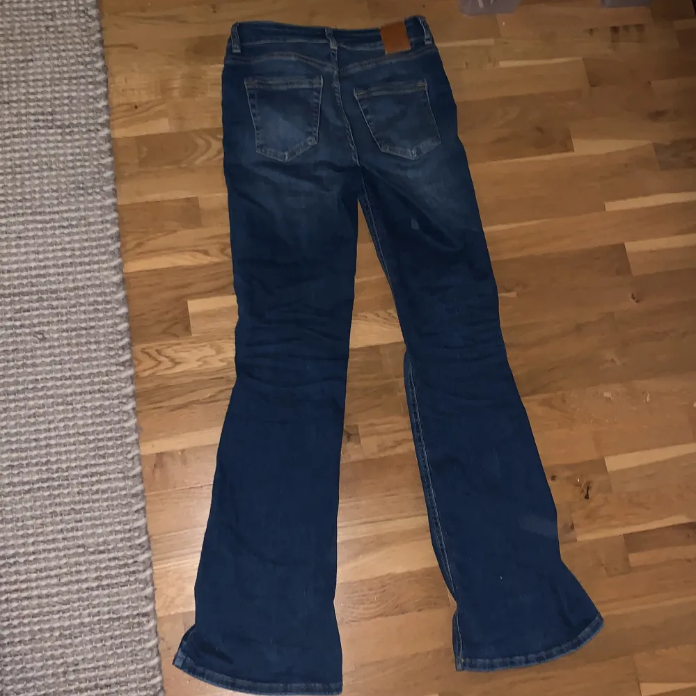 Low/mid waisted bootcut,flared jeans som är skit snygga på❣️ Dem är stretchiga o passar bra. Jeans & Byxor.