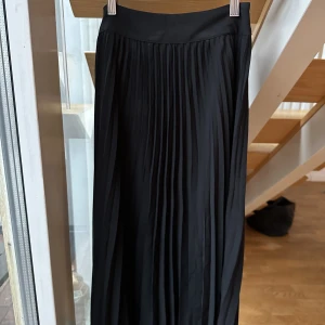 Svart plisserad kjol Weekday - I jättebra skick, knappt använd. Strl 34