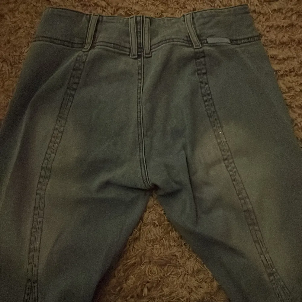 Så snygga skit low waist byxor som jag endast säljer pga lite stora på mig Innerbenslängden är 80 och midjemått 32 men dem är lite stretchiga så dem passar nog större storlekar ❤️😘. Jeans & Byxor.