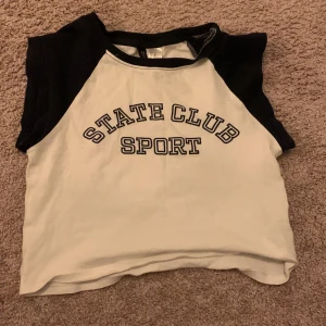 Köp gärna🫶🏻 - Hejj säljer denna tröja för den är inte min stil länge och a jag gillar den inte helt änkelt❤️💗