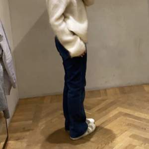 Jättefina low waist bootcut jeans från hm, är i storlek 38 men passar mig som brukar ha 32-34(har dem uppvikta)💞Sparsamt andvända!💖