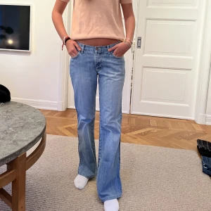 Jeans! - Perfekta basic jeans! Min kompis på bilden är 166❤️ MIDJEMÅTT:75cm INNERBENSLÄNGDEN:77cm