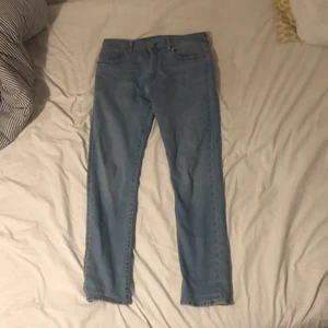 Levis 512 - W:33 L:33 Säljer dessa eftersom det inte passar min stil längre. Kom privat om ni vill ha fler bilder eller information.