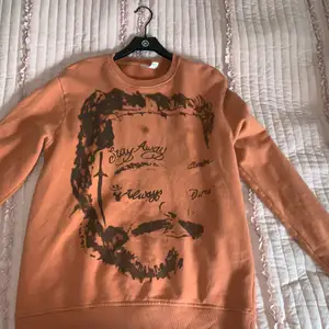 orange sweatshirt från H&M. Den är från Post malones collaboration med H&M 2019/2020. Då den har varit svårt att få tag på tänkte jag att det kanske är folk här som vill ha den.