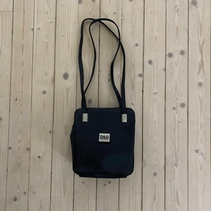 Vintage Dolce and Gabbana väska - En väldigt ovanlig och snygg axelväska som liknar blandannat pradas axelväskor. Den kan användas både som en handväska om så önskas eller axelväska. Den är i bra skick bara lite små flaws som knappt syns! 