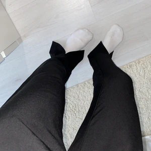 Kostym byxor - Raka kostymbyxor från NAKD med en slits framtill längst ner. Aldrig använda då de tyvärr blev alldeles för långa på mig som är 160🤍 