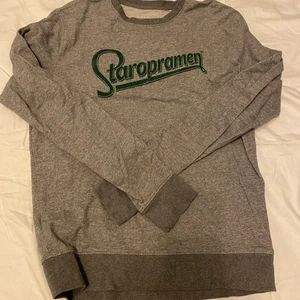 College tröja  - Tröja med märke