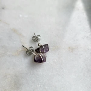 Örhängen med äkta ametist nya - Söta örhängen med äkta naturliga ametister i lila nyans.   Silverpläterade och går bra att använda även av de med allergi.  Se gärna alla mina smycken på instagram sannas_hantverk   