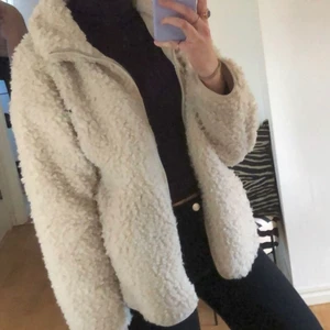Mysig Teddy jacka<33 - En Teddy jacka med dragkedja och två stora fickor på varsin sida. Jättemysig och fin men kommer tywärr inte till användning. 