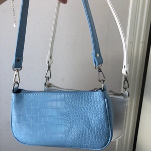 Handväska NYA - Handväska från Gina Tricot, helt NYA, säljer pga att jag inte fått någon användning för dem. Kan köpas separat eller tillsammans. Priset diskuteras, högst bud! Köparen står för frakt.