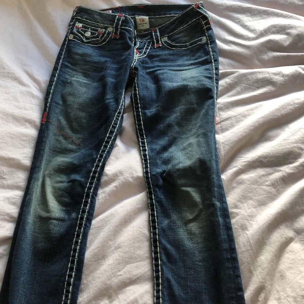 Hej! Jag säljer mina true religion jeans som tyvärr har blivit för små för mig, har inte användt dom så mycket. Och dom var köpta här på Plick. Trådarna på ena sidan har gått up lite men de märks knappt! Köpare står för frakt!💕. Jeans & Byxor.