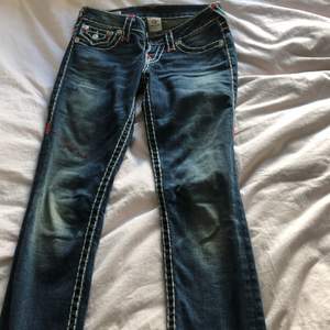 Hej! Jag säljer mina true religion jeans som tyvärr har blivit för små för mig, har inte användt dom så mycket. Och dom var köpta här på Plick. Trådarna på ena sidan har gått up lite men de märks knappt! Köpare står för frakt!💕