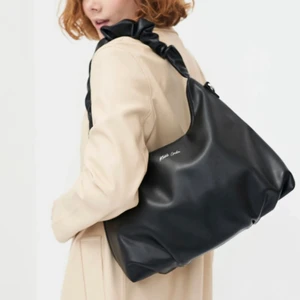 Keddo london väska - Säljer min snygga väska från keddo london för att den inte kommer till användning. Väldigt rymlig och har ett långt band till. Original priset var 599kr men jag säljer den för 250kr. Bara att fråga om fler bilder💖