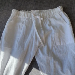 Linnebyxor  - Säljer mina ”linnebyxor” då dem är för korta för mig, jag är 168 som referens. Ej äkta linne men ser liknande ut!😊 kan mötas upp i Stockholm eller frakta mot fraktkostnad! 