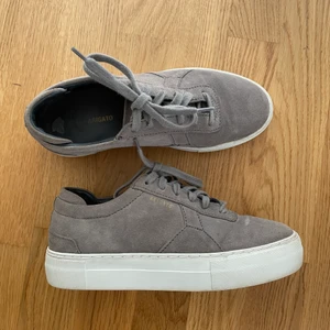 Axel Arigato - Supertrendiga skor som är som nya på utsidan, lite avskalat i aulan men absolut inget som märks! skorna är köpta i en secondhandbutik men aldrig blivit använda utomhus av mig💓 modellen är ”platform suede”