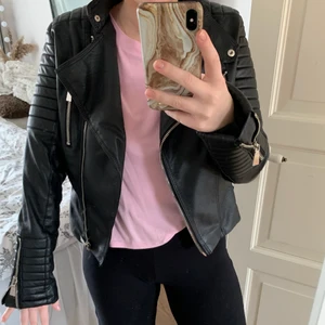 Chiquelle skinnjacka - Super fin skinnjacka från Chiquelle i strl 40, passar även 38 skulle jag säga. Använd få gånger och nypris 699:-. Köparen står för frakten☺️💛