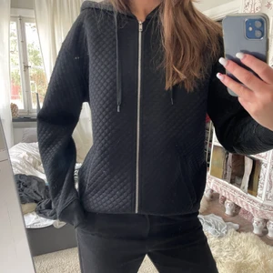 Zip hoodie - Säljer denna zip hoodie från & other stories💕 strl 36! Köparen står för frakt 