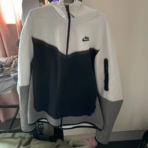 Nike  - Säljer en jätte fin nike kofta. Koftan har tyvärr kommit i kontakt med lite klorin och därför fått lite fläckar. Den är använd fåtal gånger. Fläckarna syns inte like mycket som de gjorde i bilderna 💗