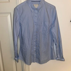 Ljus blå Skjorta  - Mycket fin Skjorta, använd 1 gång, passar med alla slags underdelar. Köparen står för frakt.