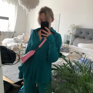 Somrigt set från Gina Tricot! - charmigt och somrigt set från Gina Tricot, i en fin blå/grön färg! Går att använda till både fest, vardag och mys! Helt oanvänt!