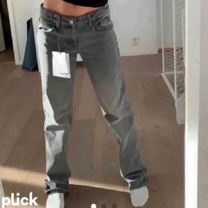 Zara jeans - Säljer mina lågmidjade zara jeans då de är för små för mig i midjan. Nypris 399kr de är aldrig använda och prislappen är kvar💕💕 första bilden är lånad! Högsta bud 435kr