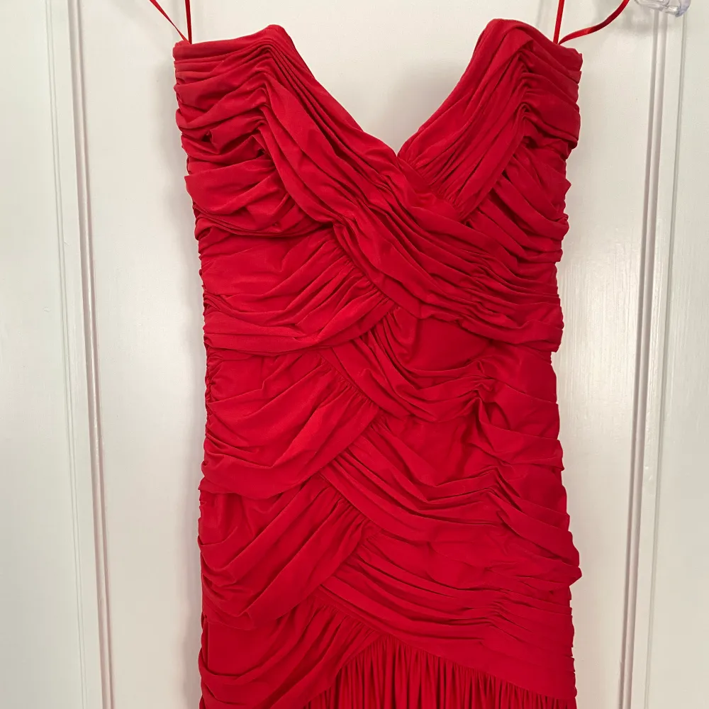 Röd bandeauklänning. Från Anamaria Couture. Kemtvättad. Använd ett fåtal gånger. Nypris 4000kr. Klänningar.