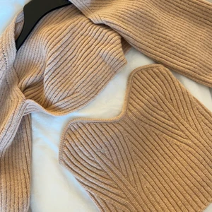 Beige set - Oanvänd tröja med topp. Går att ha ihop och försig. Passar mig som har S i vanliga fall 