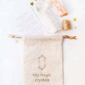 Meditations kit - Säljer detta meditations kit, har flertalet och allt på bilden ingår. Har börjat arbeta med ohlamoon och får därför mycket grejer hem jag tyvärr inte har plats för. Säljer dem därav billigare med 13kr frakt. Helt oanvända 🌸 (använder deras bilder). Nypris: 250kr ‼️ INGET SAMARBETE