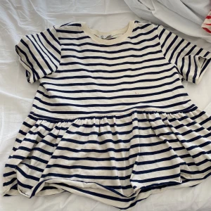 Zara Sthlm stil  - Blå och vit zara tröja💕använd få gånger säljer för att den inte e så mycket till användning längre