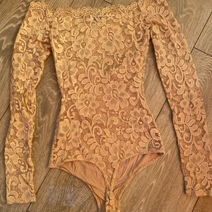 Puderrosa body 😍 - Puderrosa body. storlek s från Nelly. Bara testad. Jätte fin nu till sommaren med en jeanskjol 😍 mjukt material och stretch. 