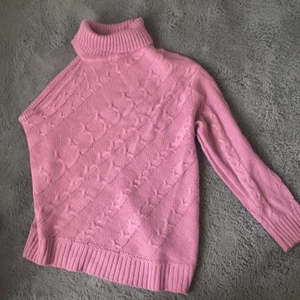 Mörk rosa/lila stickad tröja  - Stickad tröja med en ärm. Använd fåtal gånger ifrån Dennis maglic