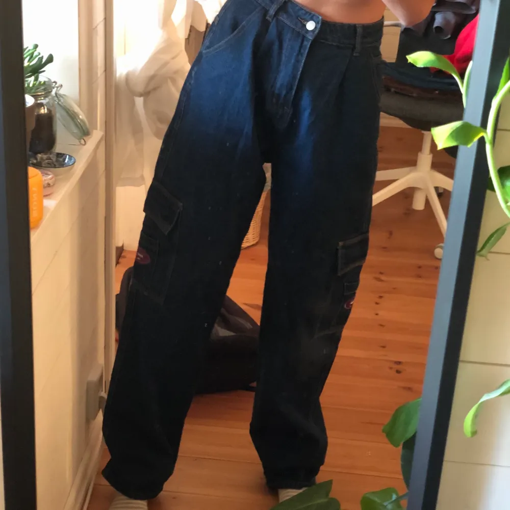 sjukt snygga jeans som tyvärr var för stora för mig, passar nog bättre på en M (jag är 173cm och brukar ha s/m). aldrig använda utan bara provade och även om de är i storlek S så är de väldigt oversized❤️. Jeans & Byxor.