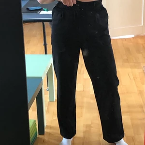 Raka kostymbyxor  - Raka kostymbyxor från NA-KD. Passar mig i längden som är 1,72. Knappen på insidan av byxan saknas men påverkar inte funktionen. Tyvärr lite tighta för mig 