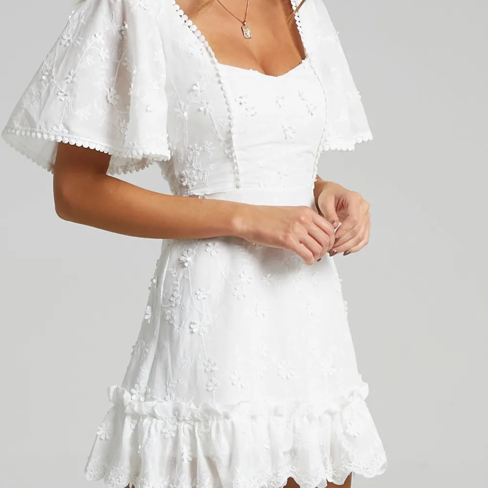 Jätte fin kort vit klänning med detaljer. Har aldrig använts och har lappen kvar. I storlek 34.. Klänningar.