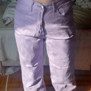 Lila jeans från shein. Köpta för 219kr. Knappt använda så i mkt bra skick. Dm om intresse, frågor eller fler bilder ❤️