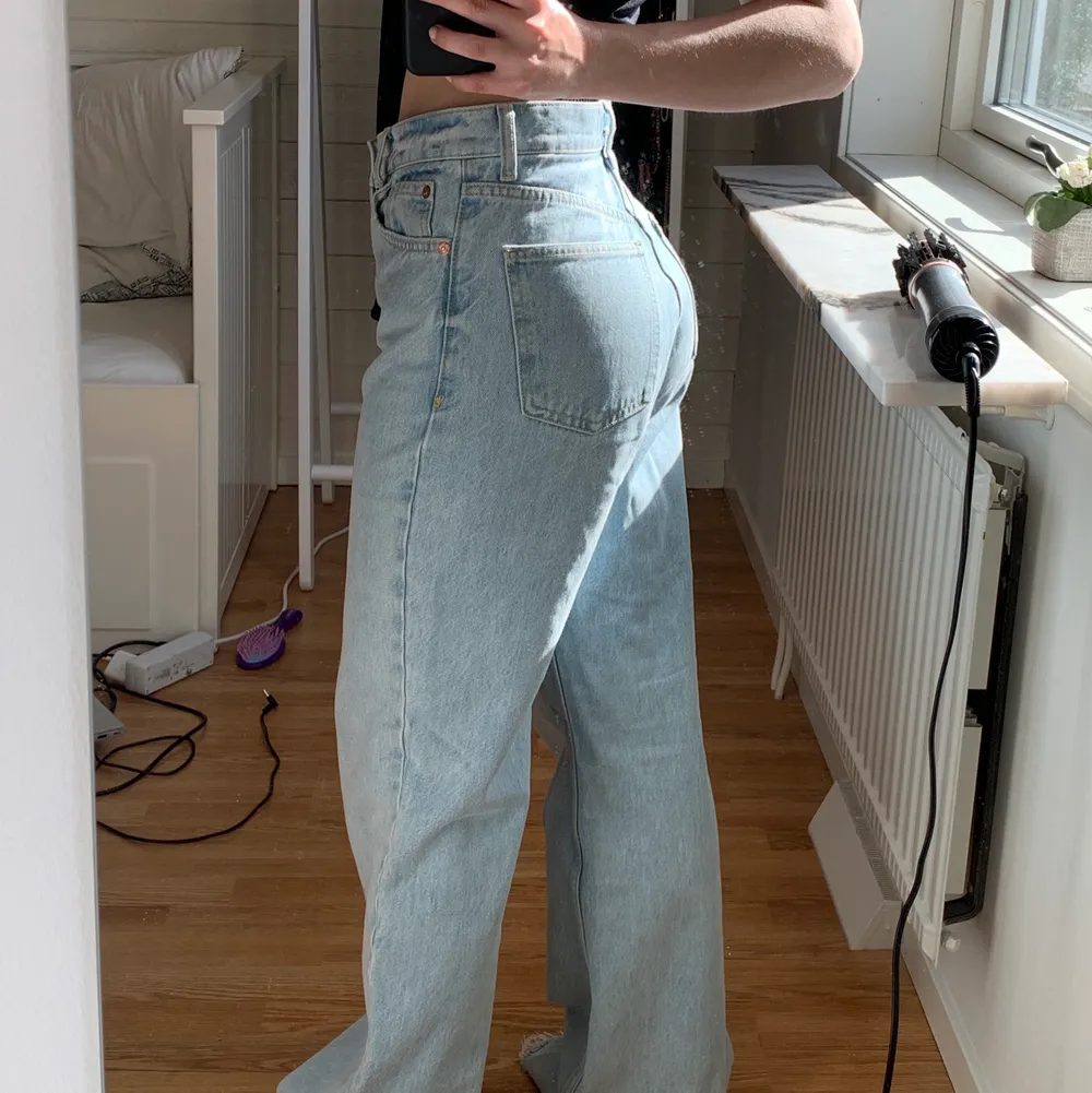 Snygga Jeans med super bra passform tyvärr för långa för mig, dom sitter i övrigt super snyggt . Jeans & Byxor.