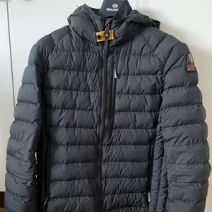 parajumper jacka  - säljer denna åt min kille då han köpt annat. super fint skick och inga skador på den. köpt i december så väldigt ny, nypris 4799 och jag säljer för 1500. kvitto, knappar o galja medföljer. skriv för mer bilder😌💗