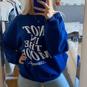 Blå sweatshirt med tryck - Blå sweatshirt med tryck från Bershka i storlek S. Lite oversized modell som sitter jättesnyggt! Sista bilden visar trycket. Använd fåtal gånger, så i superbra skick. Skicka privat vid frågor eller för fler bilder❤️‍🔥