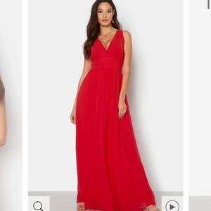 Balklänning Bubbleroom - Säljer denna fina balklänningen från Bubbleroom. Den är i nyskick då den aldrig är använd och finns kvar i orginalförpackning. Säljer den pga att jag har hittat en annan balklänning😊 