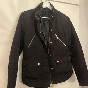 En dunjacka  - Säljer min fina dunjacka från gina