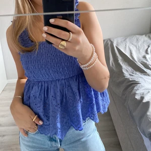 MANGO TOPP - Intressekoll på denna fina sommartopp från mango! Köpte den på zalando för några månader sen men säljer pga att jag aldrig använt den. Perfekt till sommaren! Blå/lila gulligt linne med volang och fina detaljer! Skriv privat om du är intresserad💜💜 HELT NY! OANVÄND!  (pris kan diskuteras)
