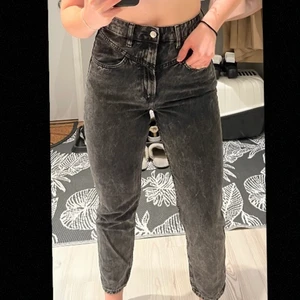 Jeans - Säljer dessa highwaist jeans i färgen svart/smutssvart från H&M. Använda ett fåtal ggr, dvs runt 3, och är i mycket bra skick. Storlek 36. Kontakta privat för yttligare info samt bilder💞💞 