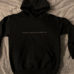 Hoodie - Säljer denna jättefina Harry Styles Tpwk hoodien!⚡️Är M i barnstorlek vilket jag skulle säga är xxs/xs💗 skriv om ni har frågor!