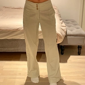 Linnebyxor ✨ - Ett par jättefina linnebyxor som är helt nya. Dom har även knappar där bak för att justera midjan. Använd en gång. Super bra skick och perfekt till sommaren!!😍