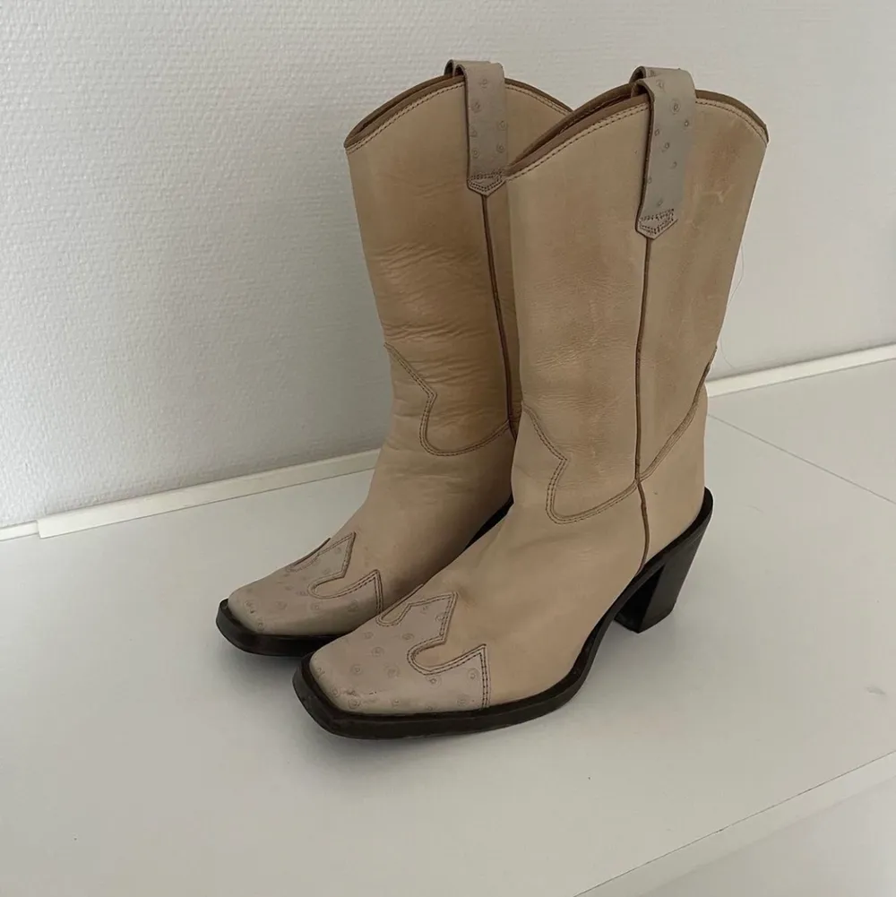 Ett par super snygga vita cowboy boots, passar jätte bra till en klänning och är perfekta inför sommaren. Skriv vid intresse😊💗👢😁💞. Skor.