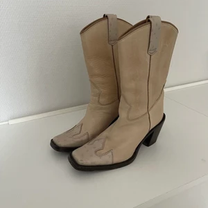 Cowboy boots - Ett par super snygga vita cowboy boots, passar jätte bra till en klänning och är perfekta inför sommaren. Skriv vid intresse😊💗👢😁💞